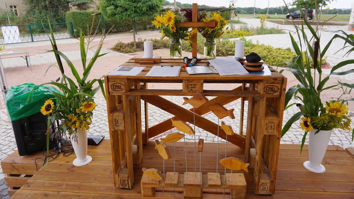 Altar aus Paletten, gebaut von Schüler*innen der ev. Werksschule Milkau