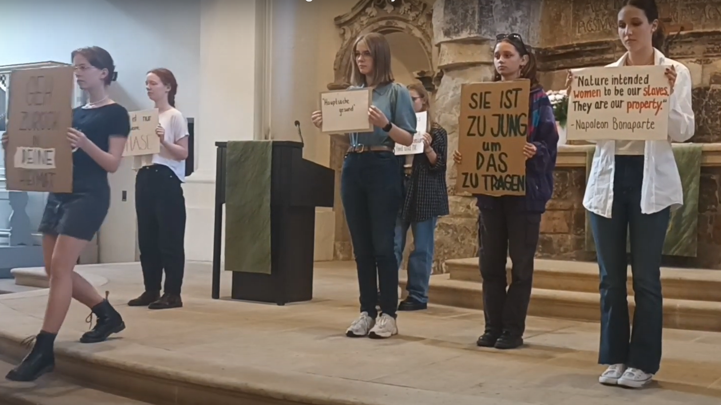 Performance der Schülerinnen vom Evangelischen Gymnasium Tharandt